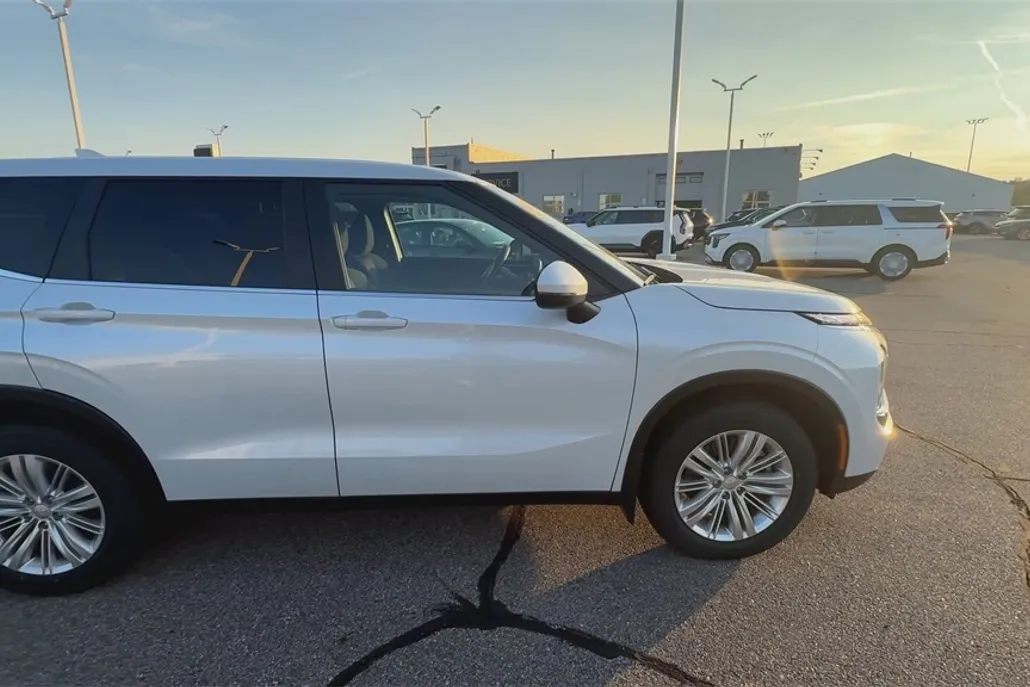 2023 Mitsubishi Outlander ES photo 1