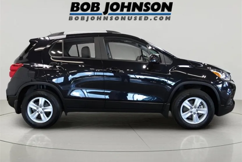2022 Chevrolet Trax LT photo 1