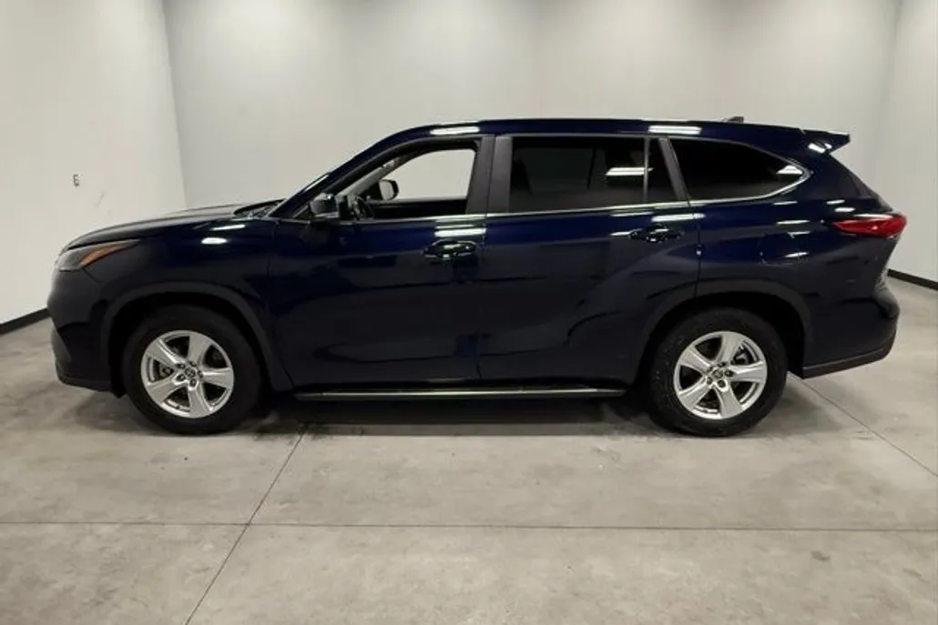 2023 Toyota Highlander LE photo 1
