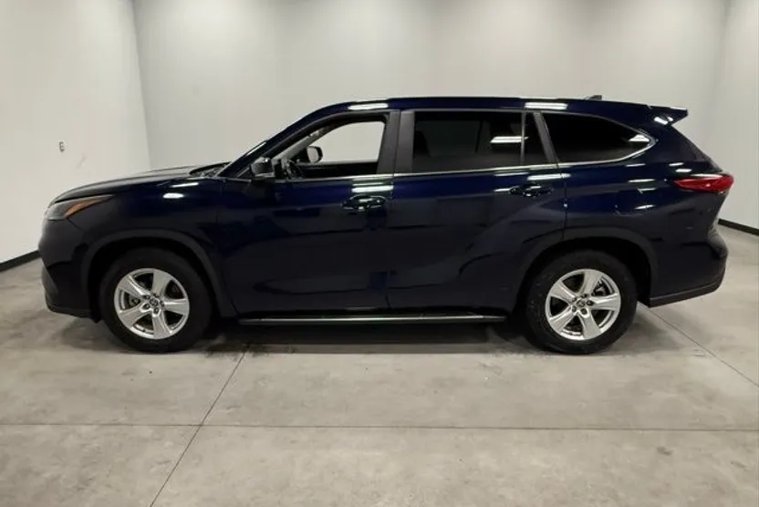 2023 Toyota Highlander LE photo 1