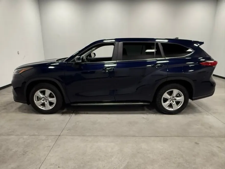 2023 Toyota Highlander LE photo 1