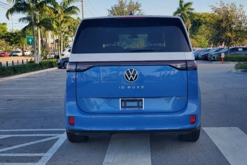 2025 Volkswagen ID. Buzz photo 1