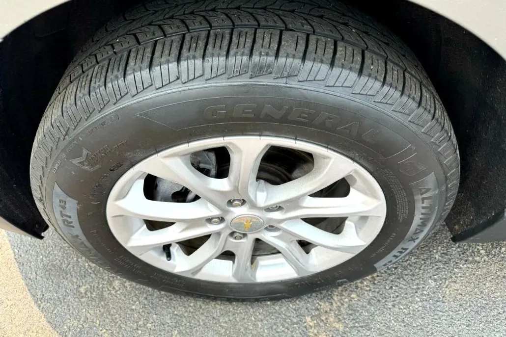 2019 Chevrolet Equinox LT photo 1