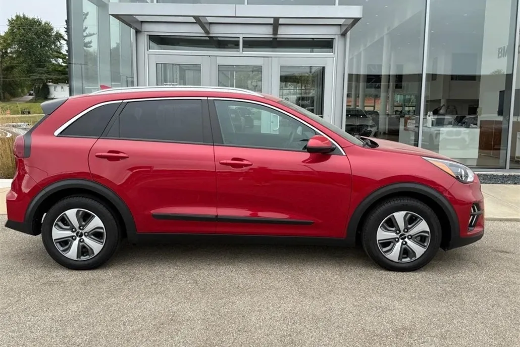 2022 Kia Niro LX photo 1