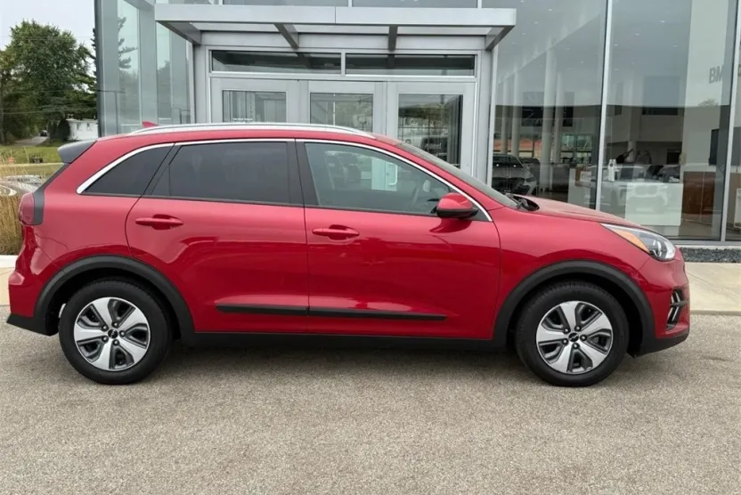 2022 Kia Niro LX photo 1