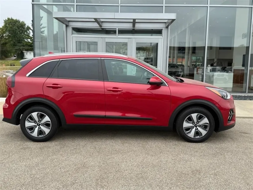 2022 Kia Niro LX photo 1