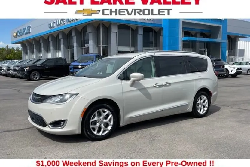 2017 Chrysler Pacifica Touring Plus photo 1