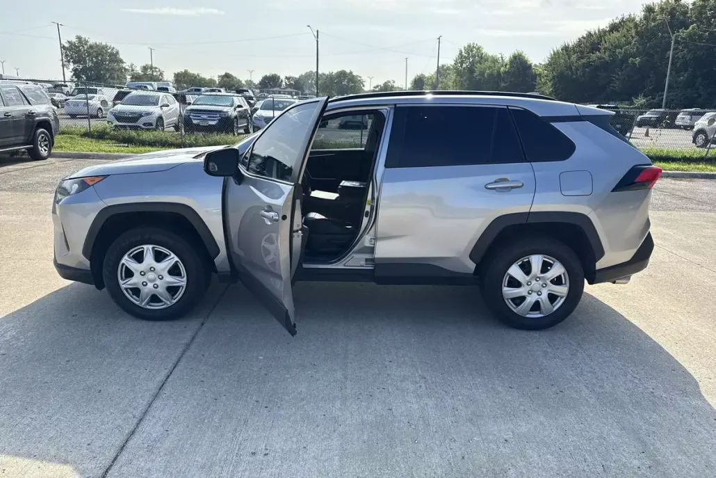 2020 Toyota RAV4 LE photo 1
