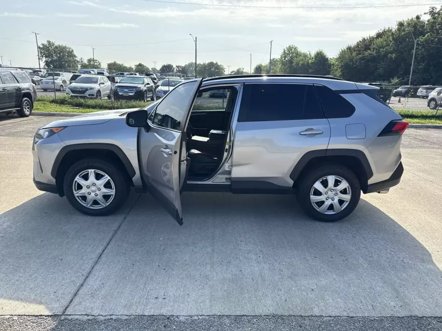 2020 Toyota RAV4 LE photo 1