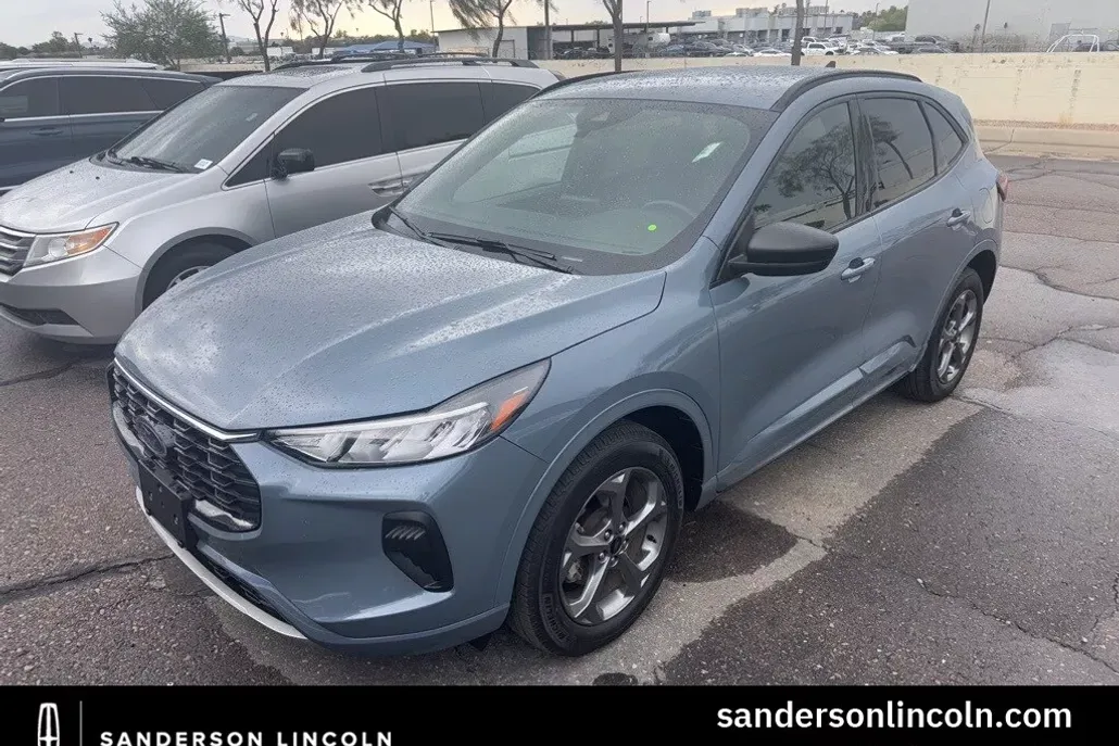 2023 Ford Escape ST-Line photo 1