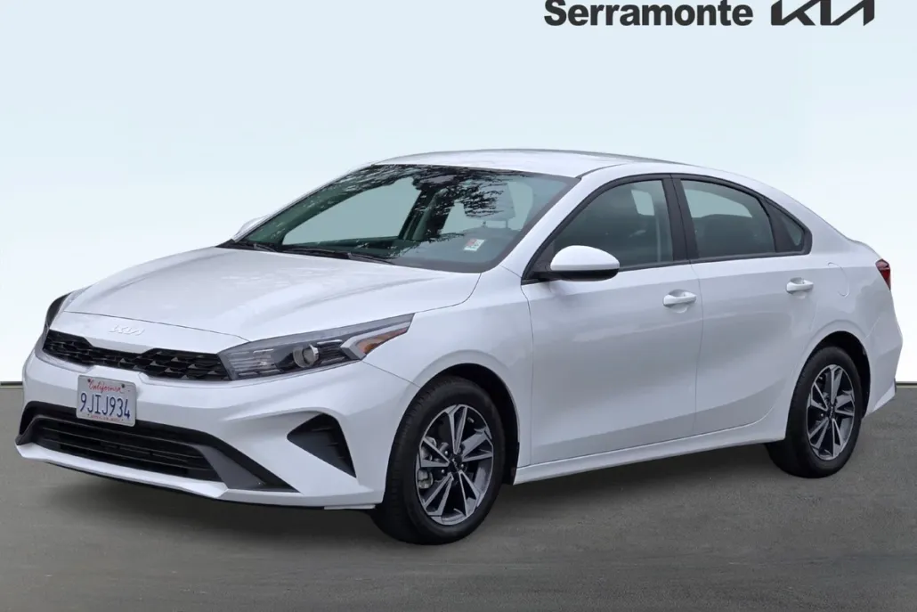 2023 Kia Forte LXS photo 1