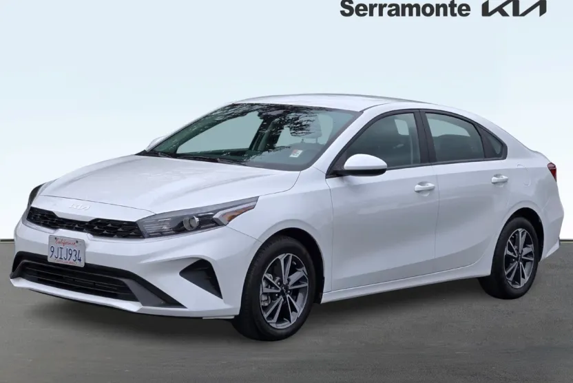 2023 Kia Forte LXS photo 1
