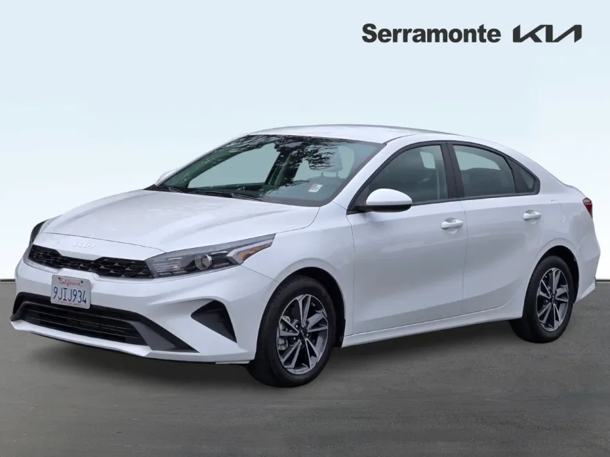2023 Kia Forte LXS photo 1