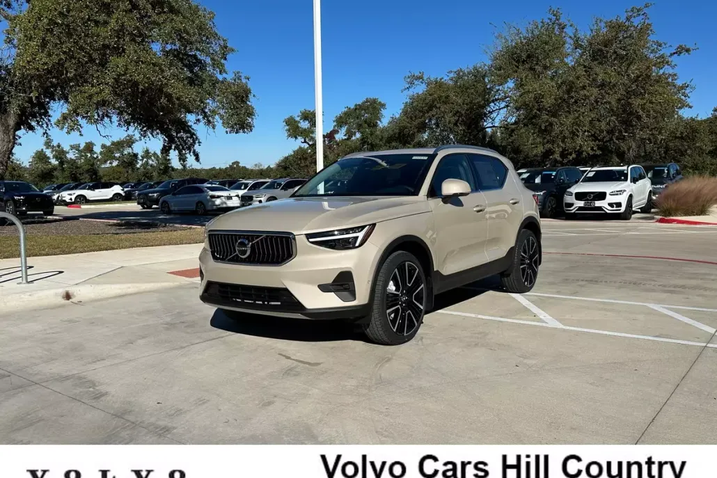 2025 Volvo XC40 photo 1