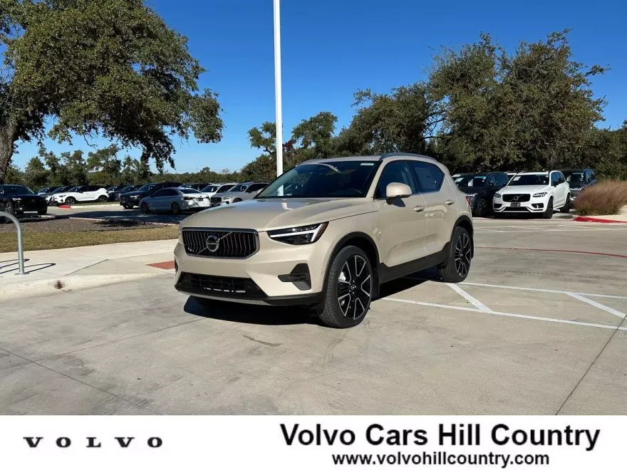 2025 Volvo XC40 photo 1