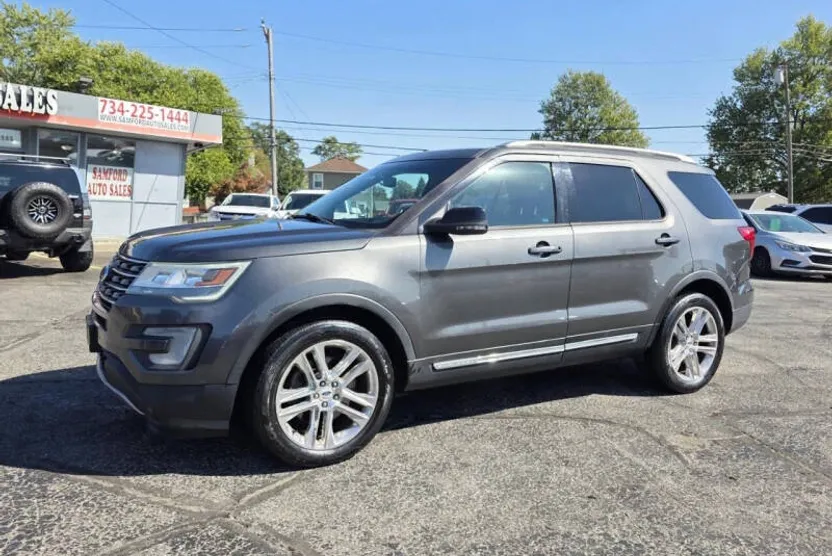 2016 Ford Explorer XLT photo 1
