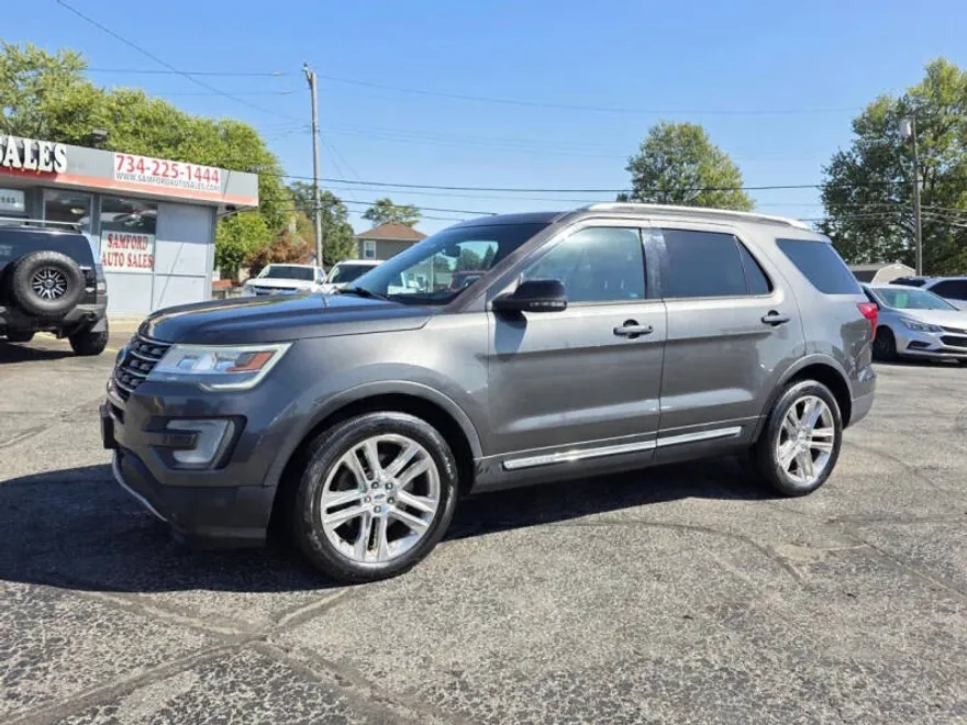 2016 Ford Explorer XLT photo 1