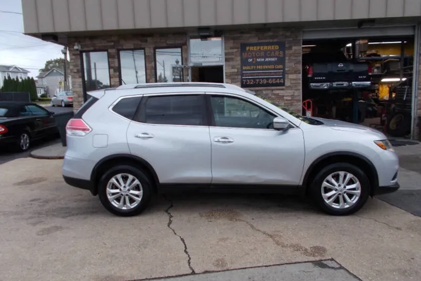 2016 Nissan Rogue SV photo 1