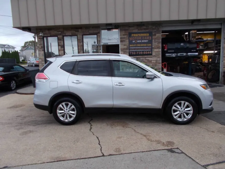 2016 Nissan Rogue SV photo 1