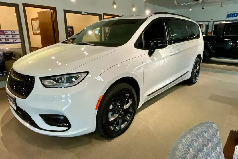 2026 Chrysler Pacifica Limited photo 1