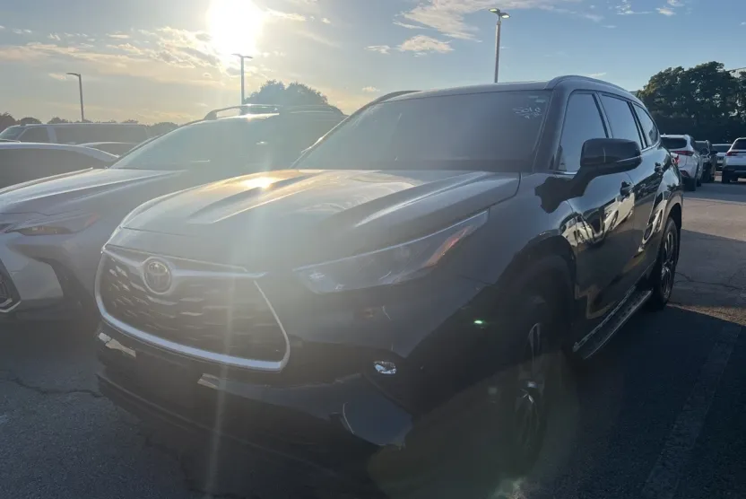 2022 Toyota Highlander XLE photo 1