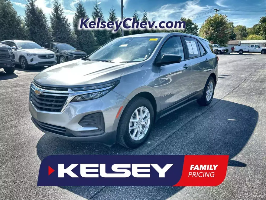 2023 Chevrolet Equinox LS photo 1