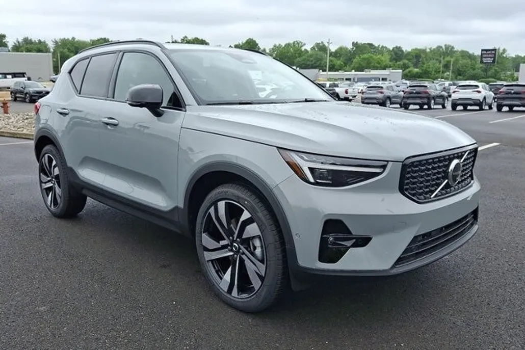 2025 Volvo XC40 Plus photo 1