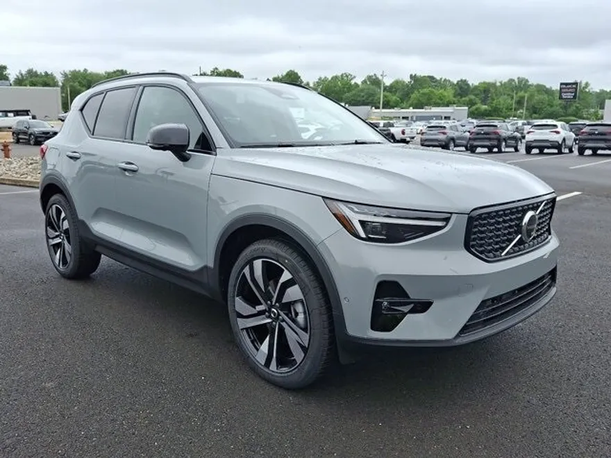 2025 Volvo XC40 Plus photo 1