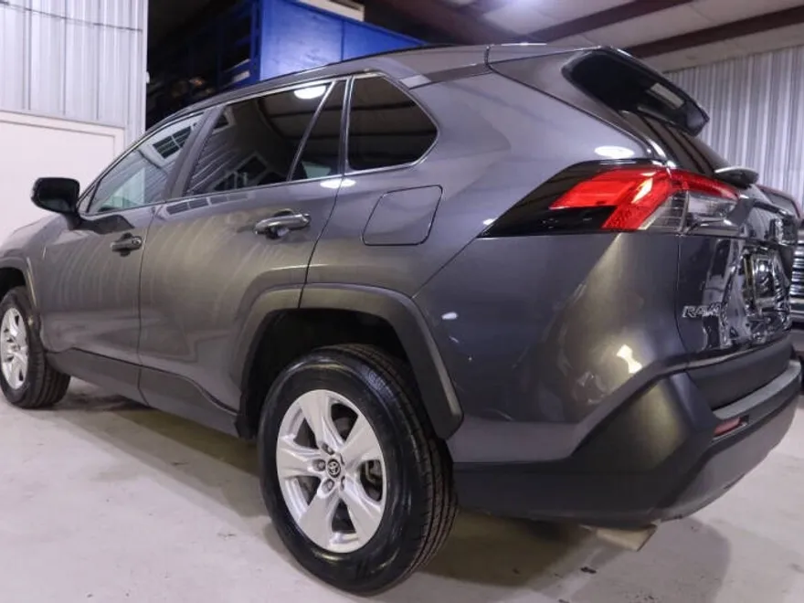 2021 Toyota RAV4 XLE photo 1