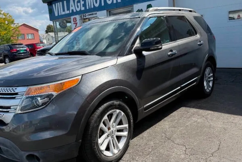 2015 Ford Explorer XLT photo 1