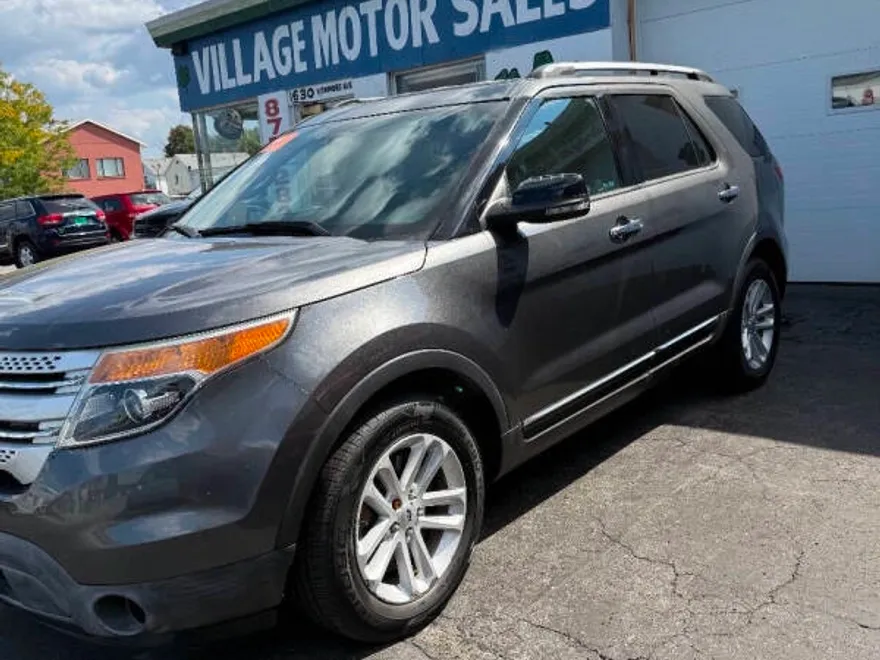 2015 Ford Explorer XLT photo 1