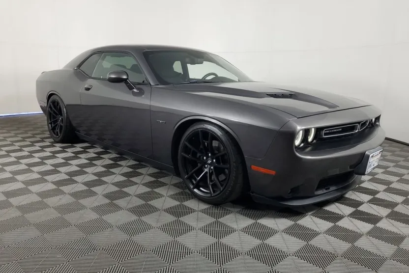 2016 Dodge Challenger SXT Plus photo 1