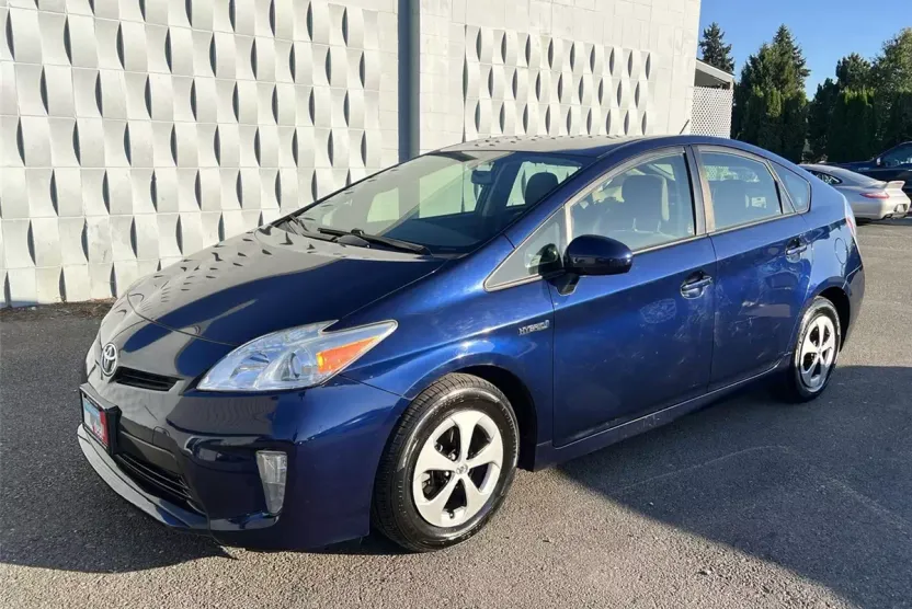 2015 Toyota Prius Three photo 1