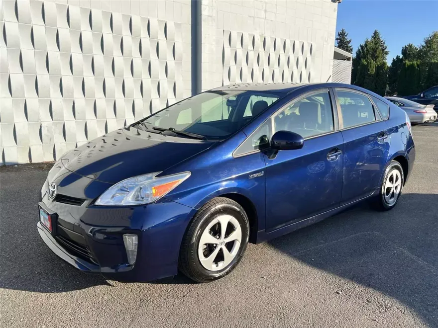2015 Toyota Prius Three photo 1