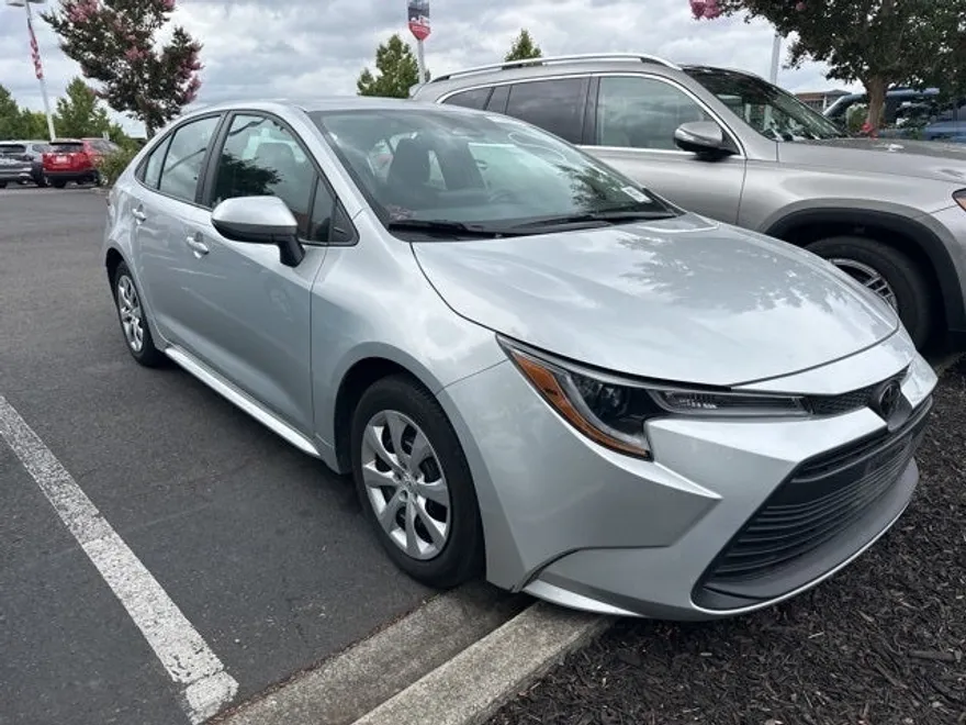 2024 Toyota Corolla LE photo 1