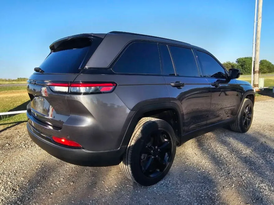 2023 Jeep Grand Cherokee Laredo photo 1