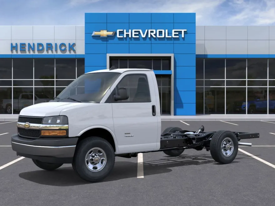 2025 Chevrolet Express Cutaway 3500 photo 1