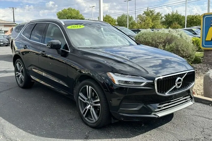 2019 Volvo XC60 T5 Momentum photo 1