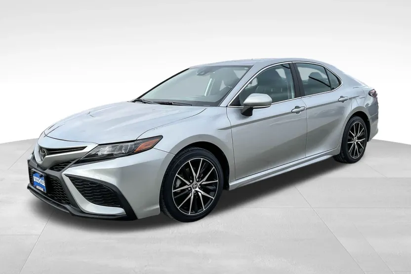2022 Toyota Camry SE photo 1