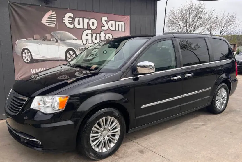 2016 Chrysler Town & Country photo 1