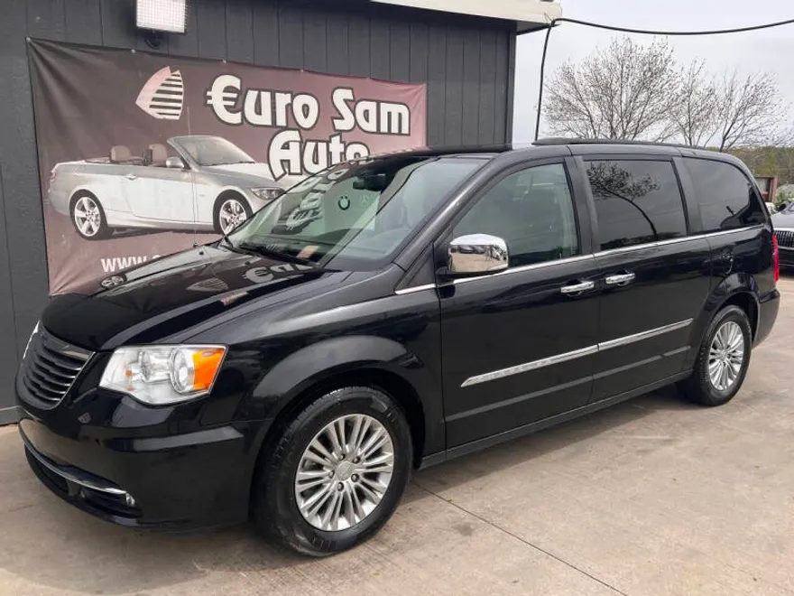 2016 Chrysler Town & Country photo 1