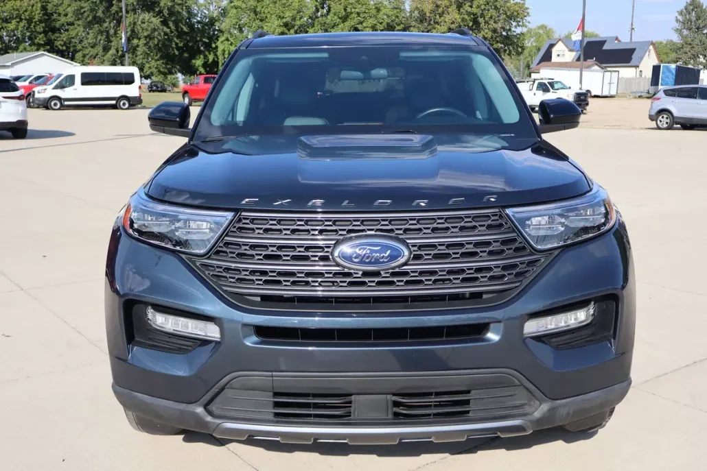 2023 Ford Explorer XLT photo 1