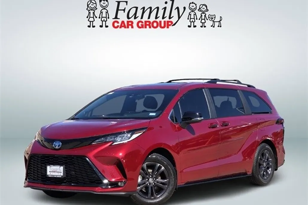 2025 Toyota Sienna XSE photo 1