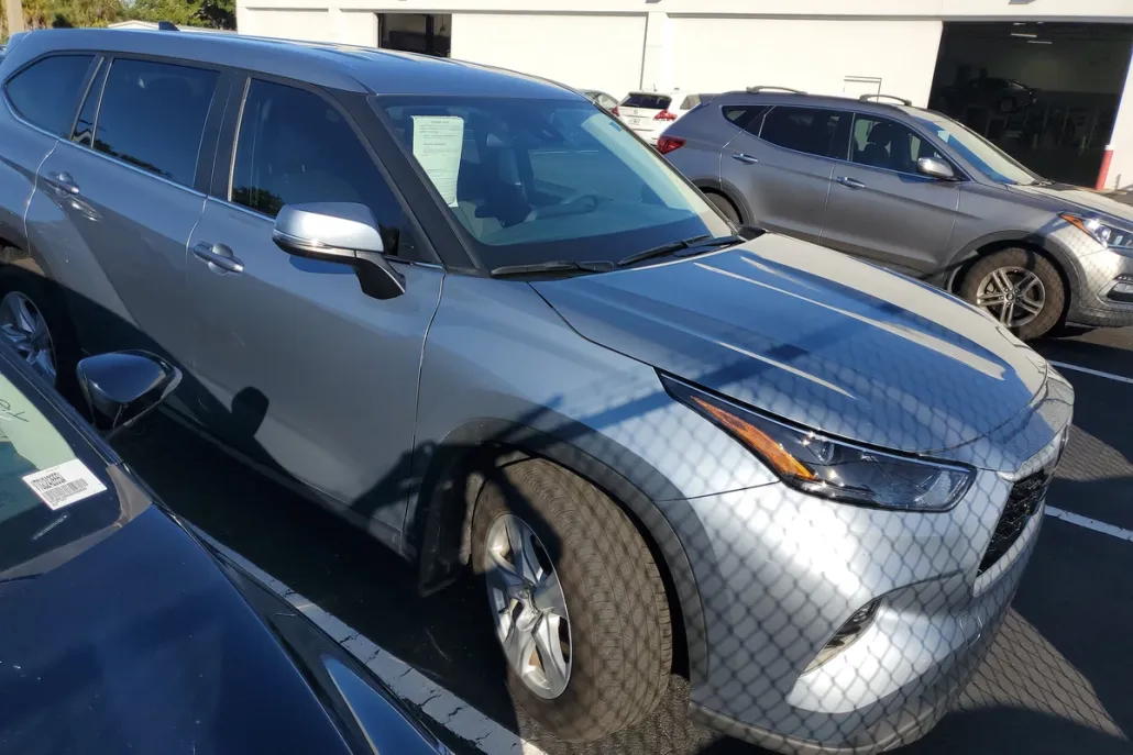 2024 Toyota Highlander LE photo 1