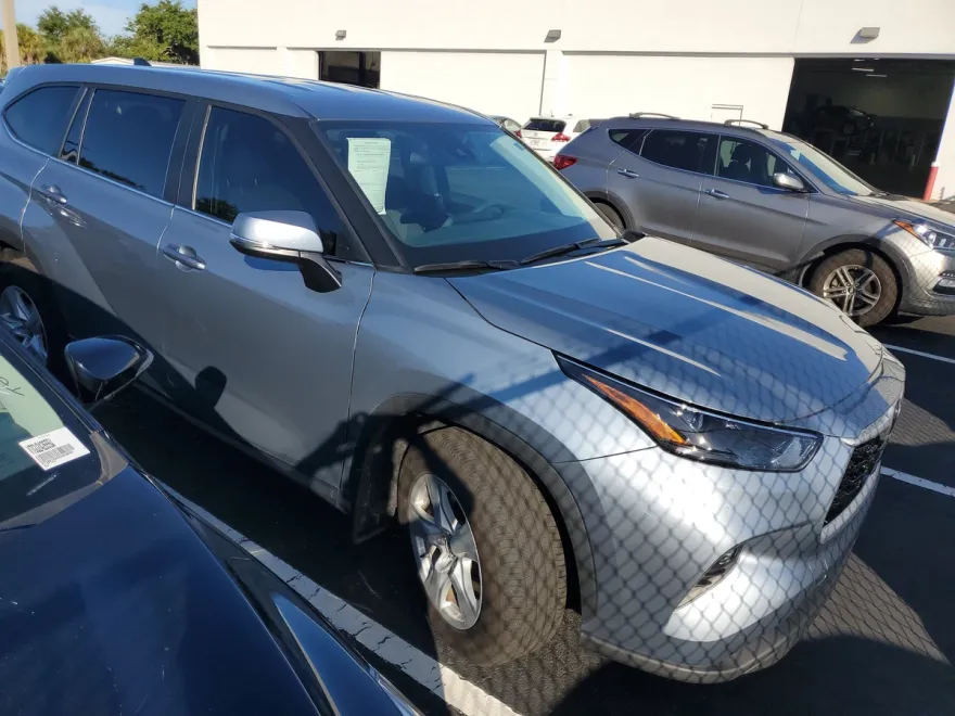 2024 Toyota Highlander LE photo 1