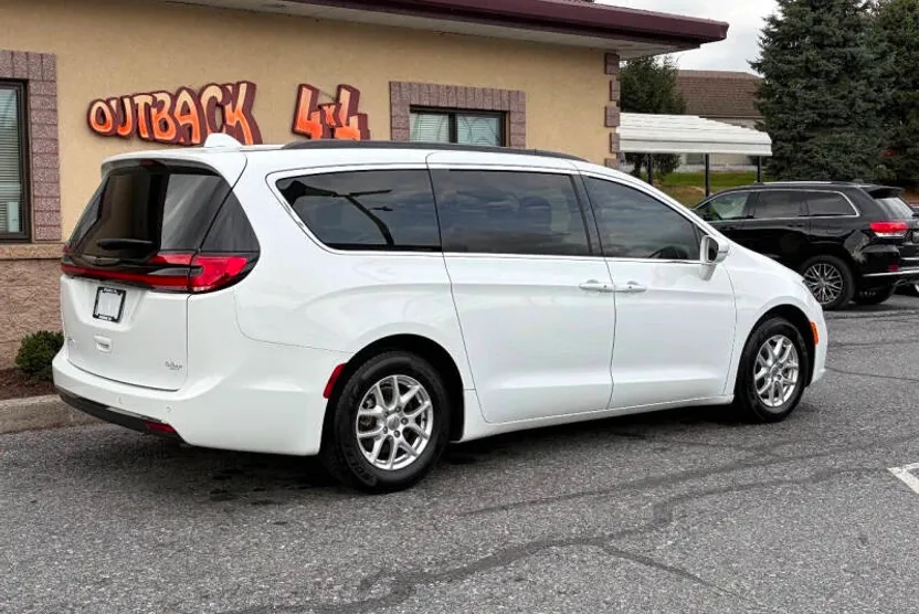 2022 Chrysler Pacifica Touring L photo 1