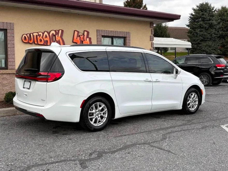 2022 Chrysler Pacifica Touring L photo 1