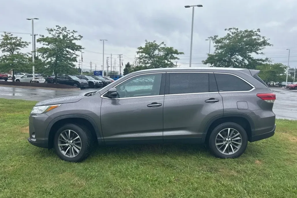2019 Toyota Highlander XLE photo 1