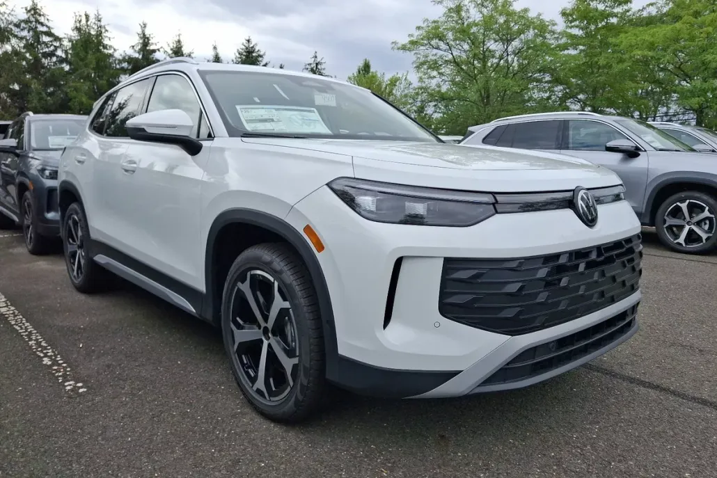 2025 Volkswagen Tiguan SE photo 1