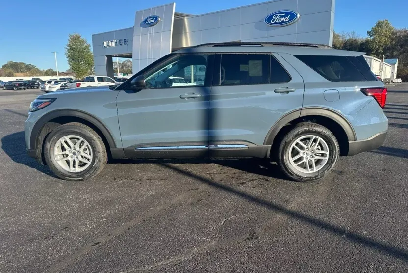2025 Ford Explorer photo 1